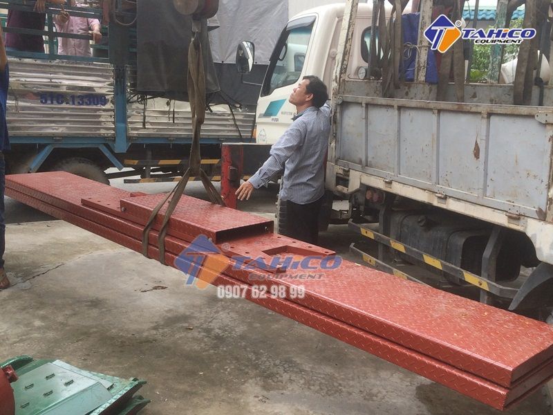 Mặt bàn nâng âm nền cho cầu nâng 1 trụ rửa xe ô tô Việt Nam