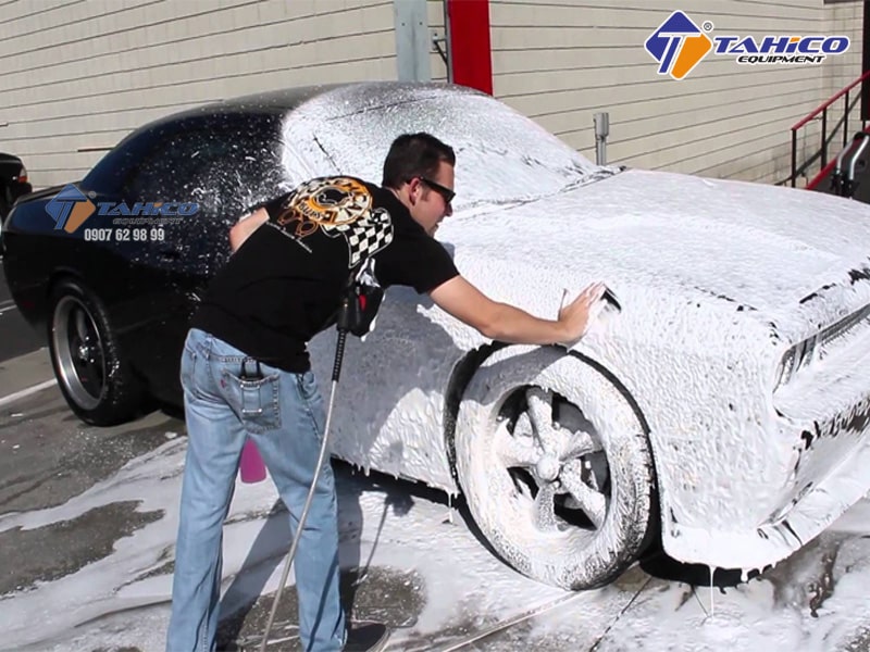 Sử dụng bình bọt tuyết rửa xe ô tô
