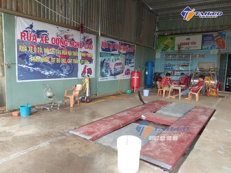 Cầu nâng 1 trụ rửa xe ô tô Ấn Độ lắp bàn nâng âm nền