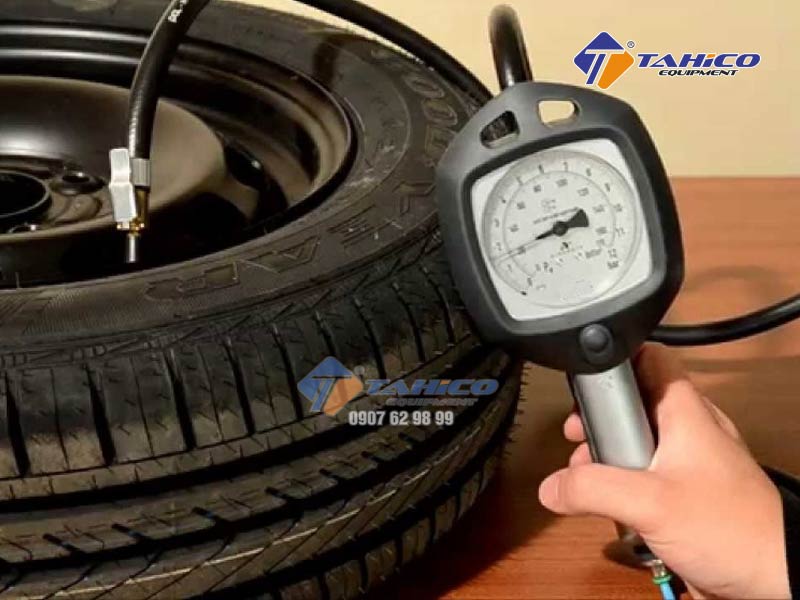 Súng tích hợp nút xả khí trong lốp ra khi cần