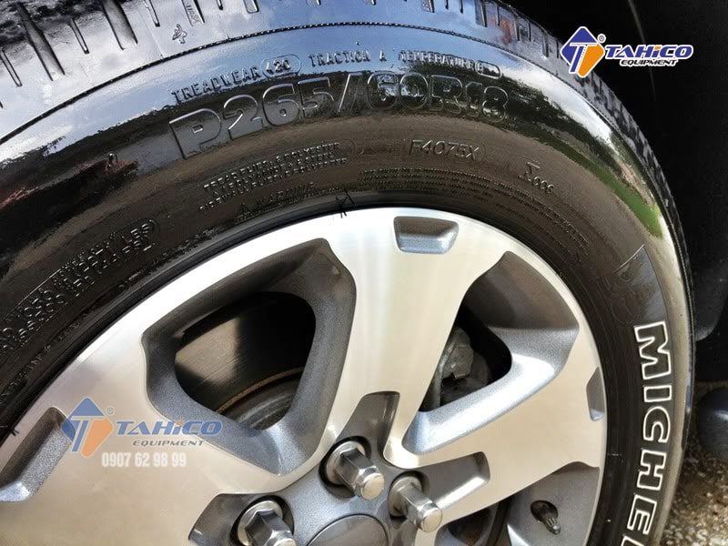 Phục hồi màu gốc cho lốp xe sau khi hoàn thành quy trình rửa xe