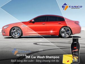 Dung dịch rửa xe 3M 39000 LT giúp tẩy sạch bụi và cặn bẫn mà không làm mất lớp sáp bảo vệ sơn bóng.