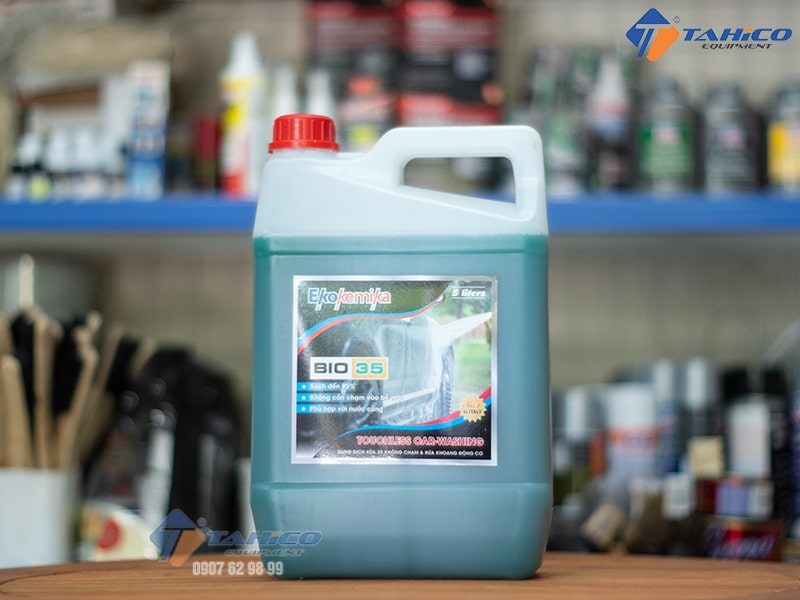 Dung dịch rửa xe không chạm Ekokemika Bio 35 có xuất sứ từ Ý, cho hiệu quả tẩy rửa vỏ và khoang máy cực sạch.