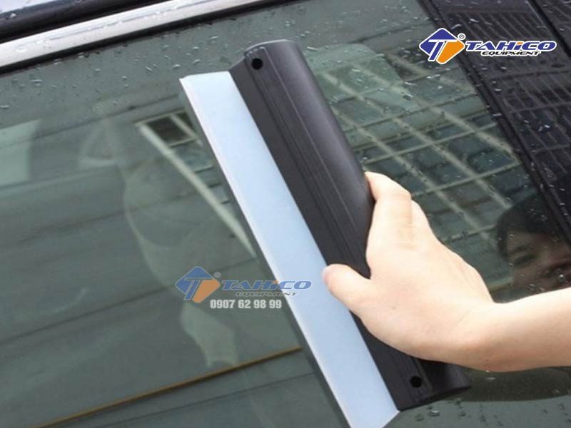 Gạt nước kính ô tô lưỡi silicon cao cấp dùng để lau rửa xe ô tô, lau bụi bẩn và nước tại các mặt phẳng kính, gỗ, gạch trên cửa sổ hoặc tường nhà tắm.