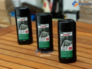 Kem bảo vệ da Sonax Leather Care Lotion giúp quản ghế xe hơi hay vật dụng gia đình bằng da – Mùi thơm dễ chịu khi sử dụng.