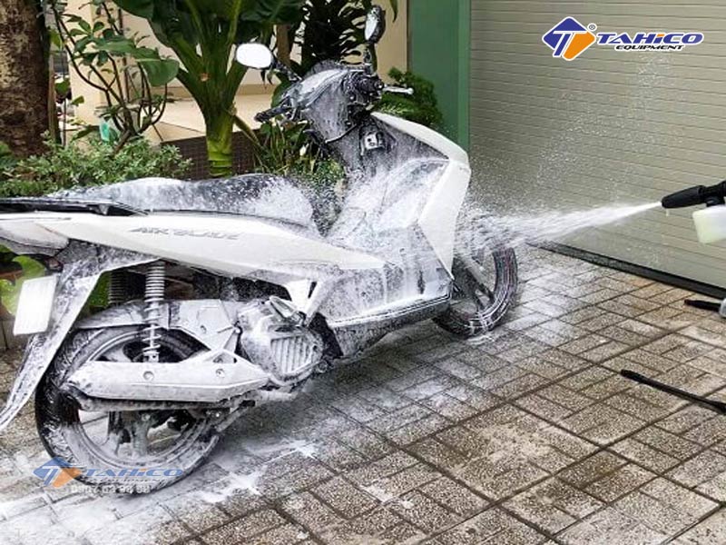 Dùng bình phun bọt tuyết trong dụng cụ rửa xe máy để phun bọt tuyết đều và nhanh