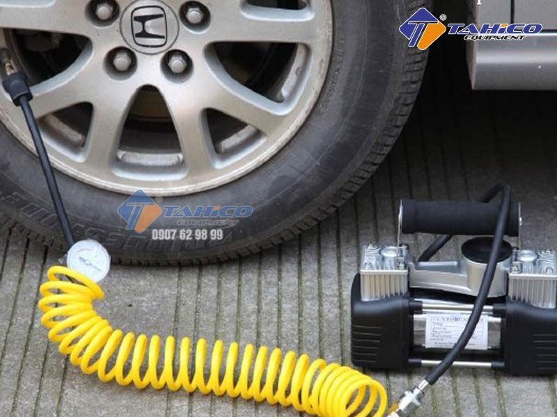 Máy bơm vá lốp xe mini hoạt động bằng nguồn 12V lấy trực tiếp từ nguồn điện ắc quy, rất tiện lợi khi sử dụng