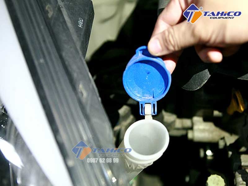 Cách đổ nước rửa kính xe hơi