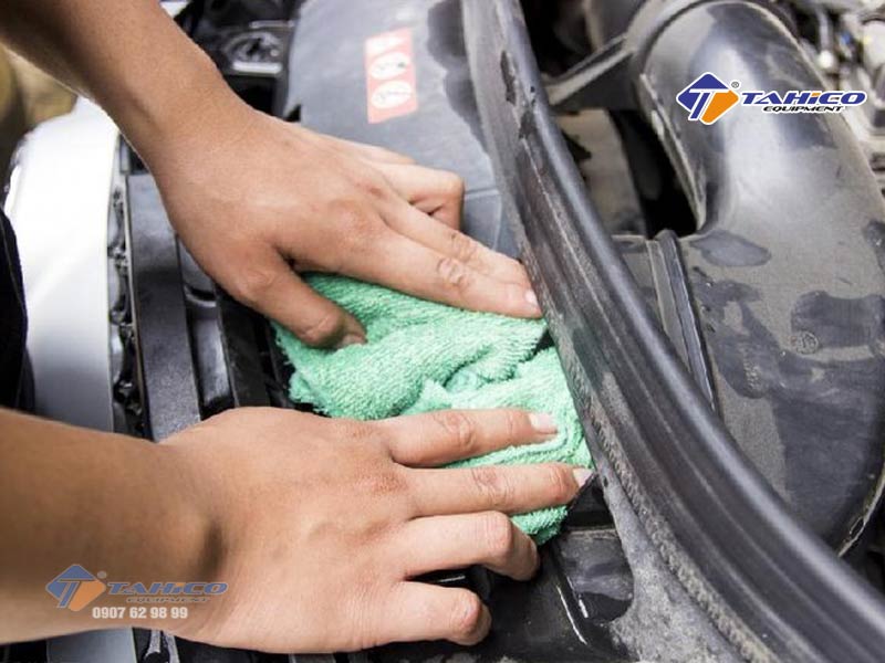 Dù rửa khoang máy ô tô tại nhà bạn nên che chắn bảo vệ những bộ phận cần tránh nước