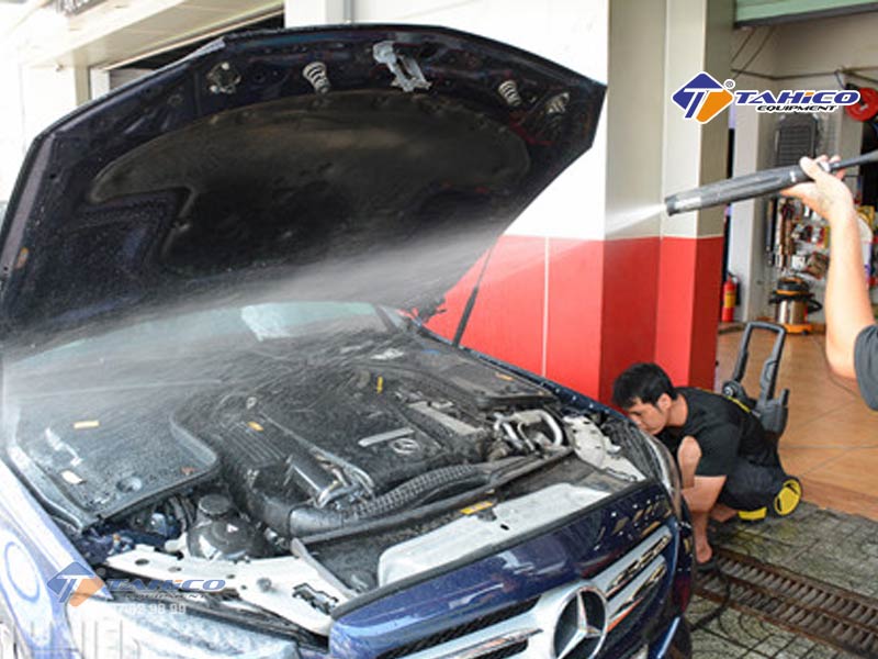 Các bước rửa khoang máy ô tô tại nhà nên dùng nước xịt hết toàn bộ khu vực khoang máy cho sạch sẽ
