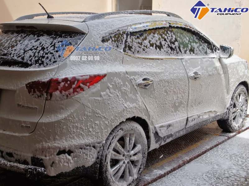 Sử dụng bình bọt tuyết rửa xe