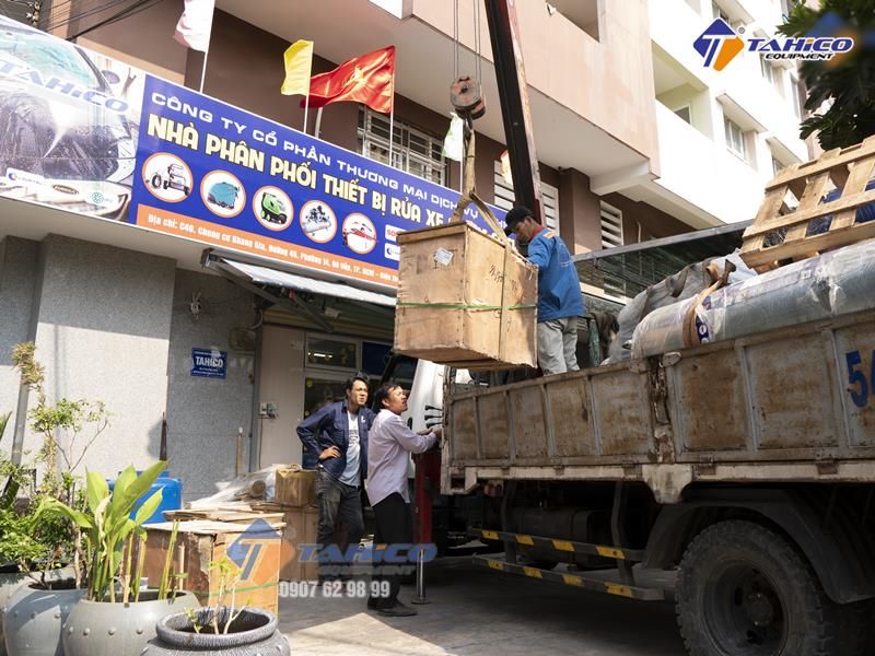Vận chuyển để lắp đặt cầu nâng 1 trụ Ấn Độ dùng rửa xe ô tô
