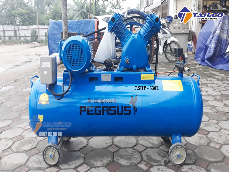 Máy nén khí dây đai Pegasus 7.5HP 2 cấp dùng điện 3 pha TM-W-0.67/12.5-330L được trang bị thêm 4 bánh xe và tay cầm 2 bên, giúp người dùng dễ dàng di chuyển máy dễ dàng hơn.