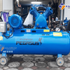 Máy nén khí dây đai Pegasus 7.5HP dùng điện 3 pha TM-W-0.67/8-330L được trang bị thêm 4 bánh xe và tay cầm 2 bên, giúp người dùng dễ dàng di chuyển máy dễ dàng hơn.