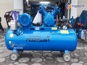 Máy nén khí dây đai Pegasus 7.5HP dùng điện 3 pha TM-W-0.67/8-330L được trang bị thêm 4 bánh xe và tay cầm 2 bên, giúp người dùng dễ dàng di chuyển máy dễ dàng hơn.