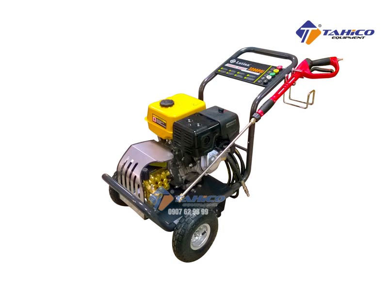 Máy rửa xe cao áp Lutian 15G32-9A (9 hp) hoạt động với công suất 9HP