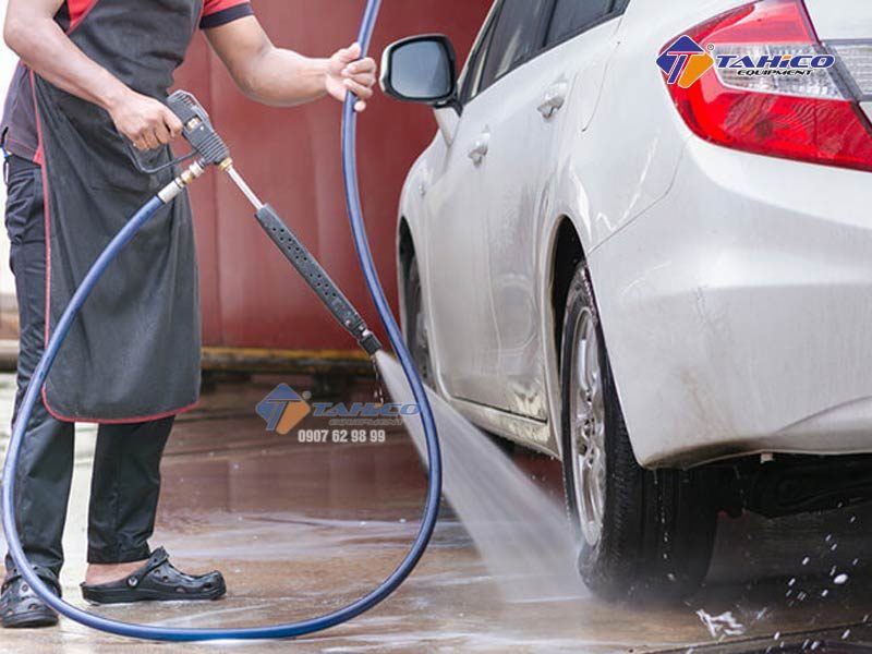 Máy rửa xe cao áp Jeeplus RQ25 (3,0Kw) có áp lực làm việc 150 bar, công suất làm việc tới 3,5KW cho khả năng phun xịt nước vô cùng  mạnh mẽ giúp một ngày rửa được tới 60 chiếc xe