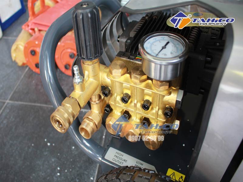 Máy rửa xe cao áp Lutian 20M36-7.5T4 (7.5kw) cấu tạo piston làm bằng thép không gỉ, siêu bền, cho khả năng làm việc ổn định cùng thời gian, giúp các doanh nghiệp tiết kiệm nhiều chi phí sửa chữa, bảo dưỡng thiết bị sau này.