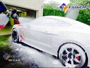 Máy rửa xe cao áp Lutian LT-16MD (1.8kw) cho khả năng xịt rửa xe máy, xe ô tô cực sạch với súng phun 2 tác động theo hướng xịt thẳng rửa gầm xe hoặc tia rẻ quạt.