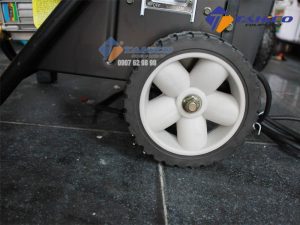 Máy rửa xe cao áp Lutian LT-19MC (4.0kw) Thiết kế máy dưới dạng xe đẩy chuyên nghiệp với 2 bánh lốp lớn giúp trọng lượng 56kg có thể di chuyển linh hoạt tới mọi vị trí bạn muốn.