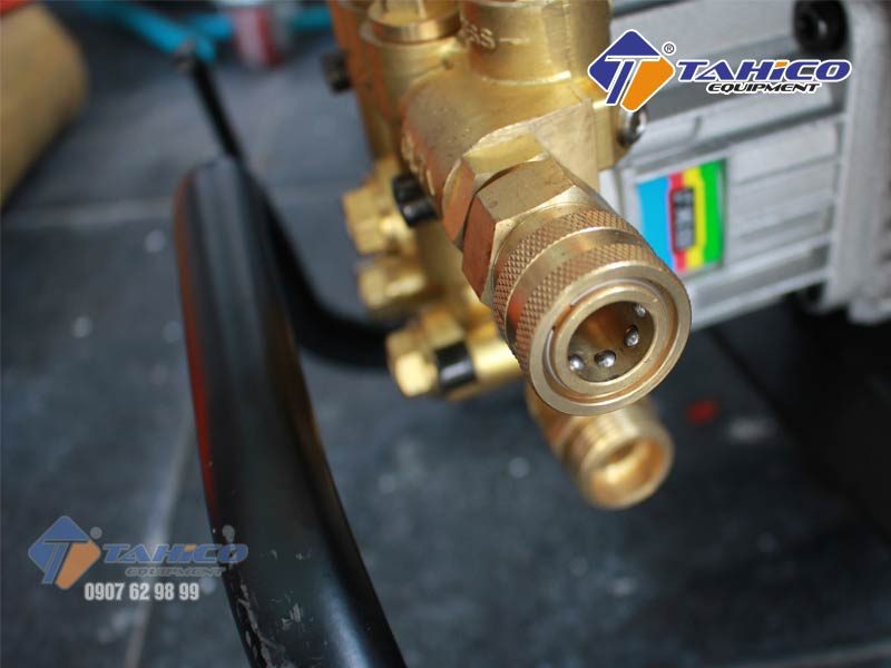 Máy rửa xe cao áp Lutian LT-19MC (4.0kw) các linh phụ kiện sản xuất bằng chất liệu nhựa ABS bền chắc hay inox có khả năng chống gỉ, chống va đập và ít chịu ảnh hưởng bởi các yếu tố môi trường
