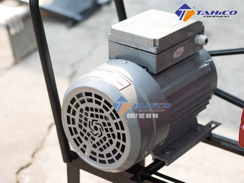 Motor 5HP mạnh mẽ giúp máy luôn vận hành trơn tru