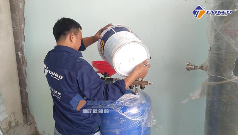 Châm nhớt cho bình dầu cầu 1 trụ Ấn Độ của tiệm rửa xe chuyên nghiệp cho anh Hùng, Bình Định