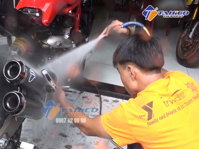 Người đàn ông rửa xe với giá 2,5 triệu đồng mỗi chiếc xe máy