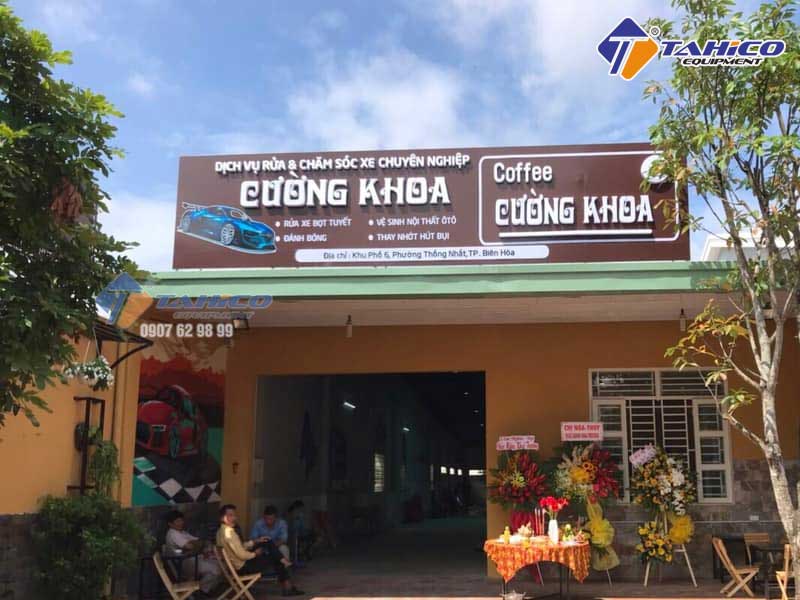 Bảng hiệu và phía trước tiệm rửa xe