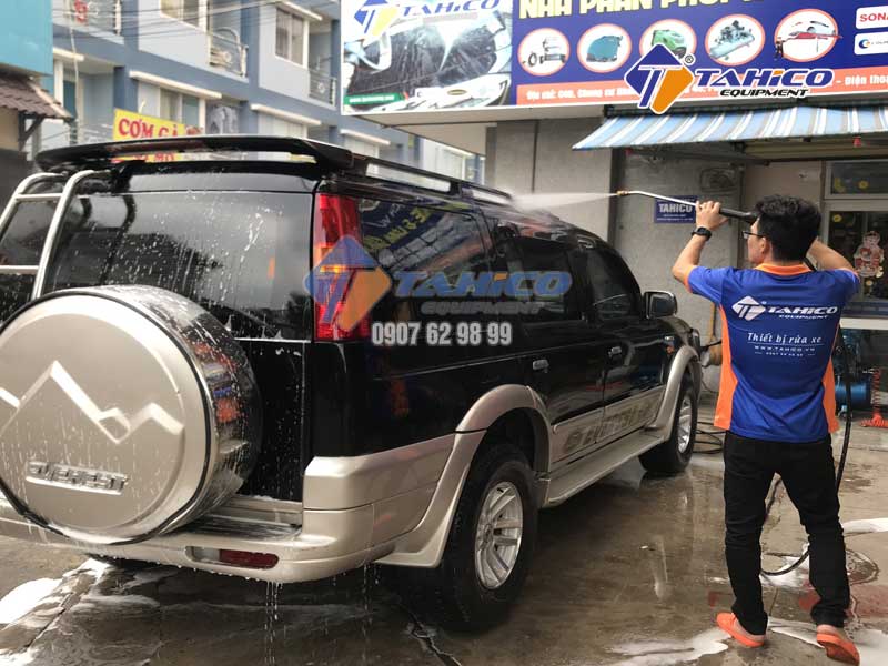 Cần sử dụng máy rửa xe cao áp để vệ sinh xe