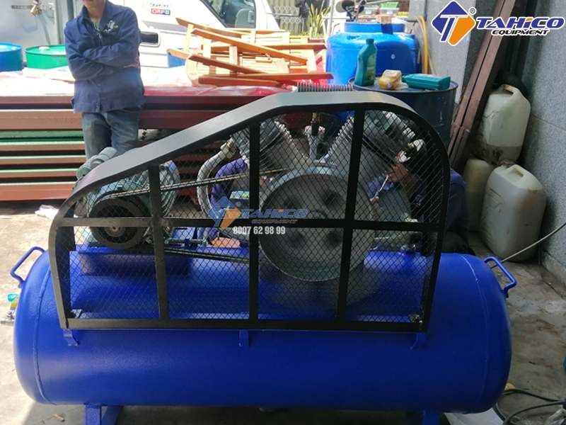 Mặt sau máy nén khí Gezmany