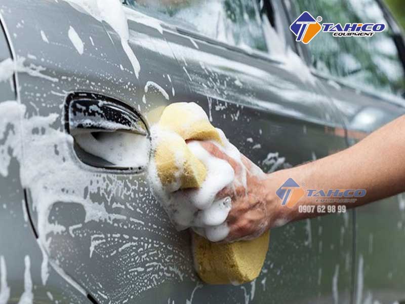 Rửa xe ô tô bằng dung dịch rửa xe Sumo