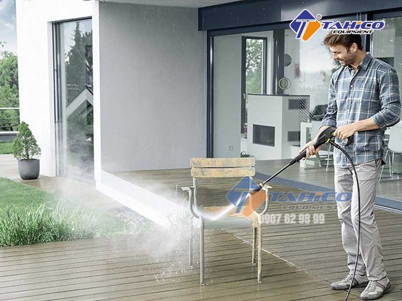 Máy rửa xe mini ứng dụng nhiều việc như vệ sinh nhà cửa