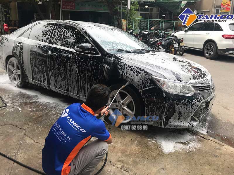Sử dụng máy rửa xe cao áp để vệ sinh xe