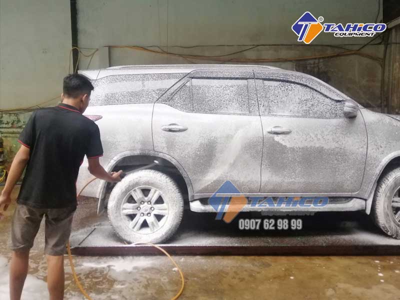 Rửa xe ô tô với bột không chạm 