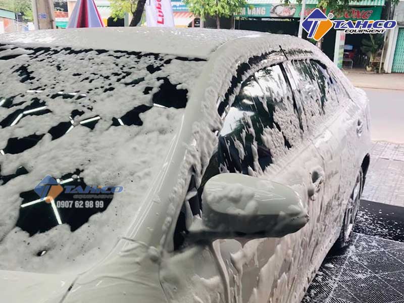 Rửa ô tô không cần nước hay rửa bọt tuyết tốt hơn?