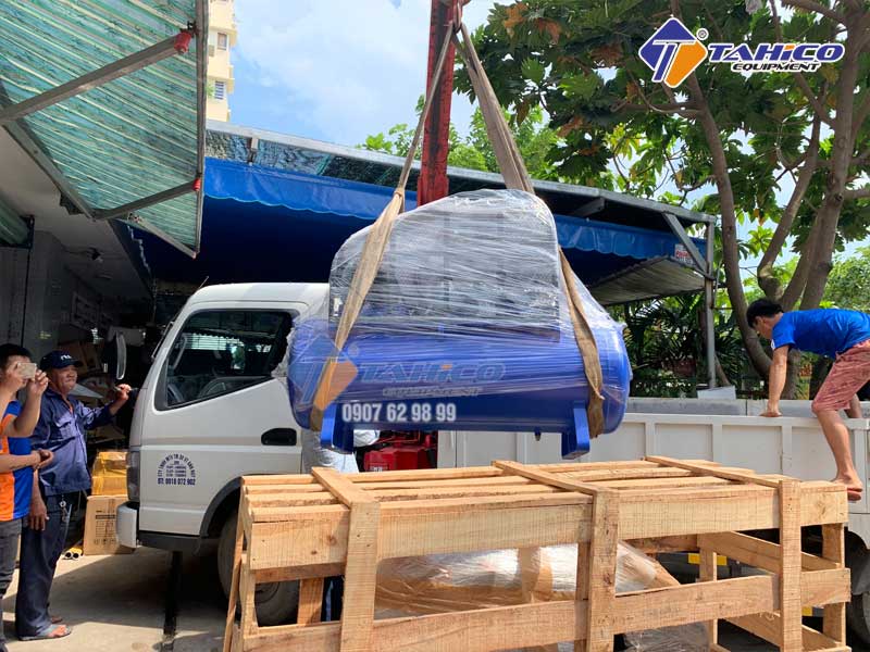 Công ty TAHICO vận chuyển máy nén khí đến khách hàng