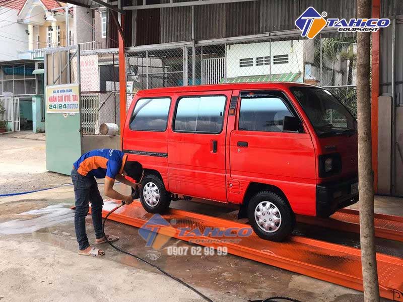 Nhân viên Tearu hướng dẫn rửa xe