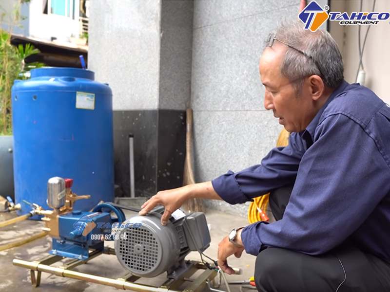 dau-bom-5-hp-cua-may-rua-xe-day-dai-6