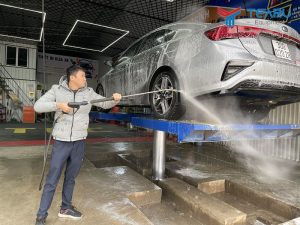 Rửa xe dễ dàng với cầu nâng TAGORE