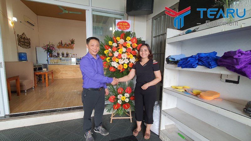 Anh Nguyễn Văn Hiểu, Giám đốc công ty TEARU tặng lẵng hoa chúc mừng