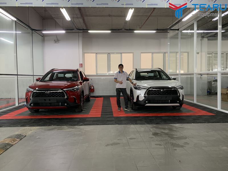 Lắp đặt tấm lót sàn cho trung tâm Toyota - Quận 7 - Hồ Chí Minh