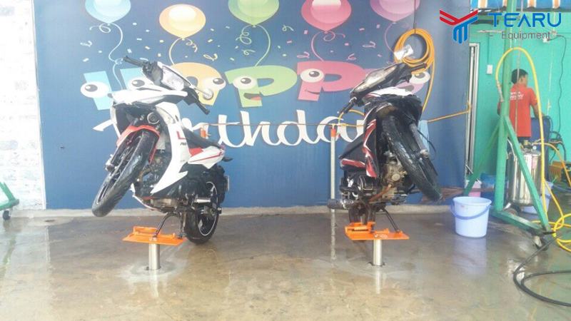 Mở tiệm rửa xe máy không chạm cần những thiết bị gì? 2 Ben nâng rửa xe máy là thiết bị quan trọng giúp nâng hạ xe máy