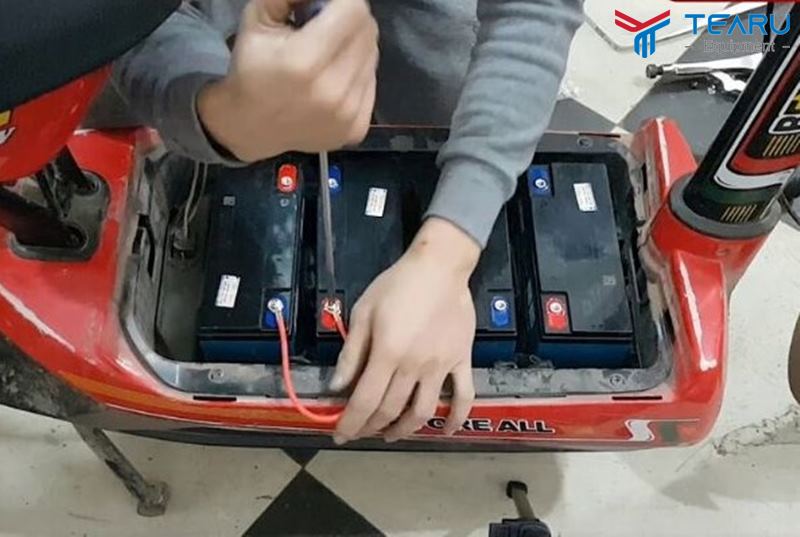 Muốn rửa xe điện trước tiên phải tháo bình ắc quy