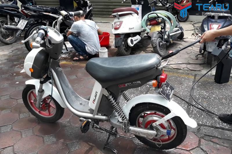 Tiến hành phun xịt sơ qua để trôi đi chất bẩn