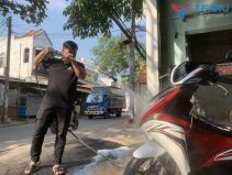 Rửa xe máy không chạm có tốt không?
