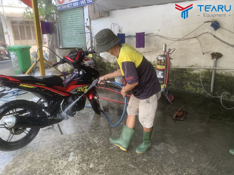 Có nên rửa cốp xe máy không? (giải đáp cho thợ làm nghề) 3 Cần chú ý trước khi rửa cốp nên rửa phần thân xe trước