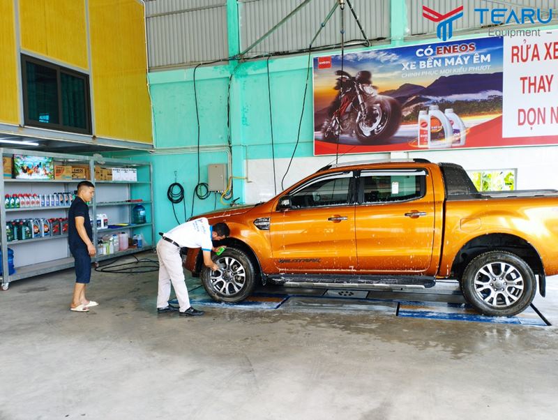Nhân viên công ty đang hỗ trợ kỹ thuật rửa xe chuyên nghiệp