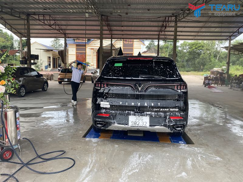 Nhân viên Tearu hỗ trợ rửa xe trong ngày khai trương