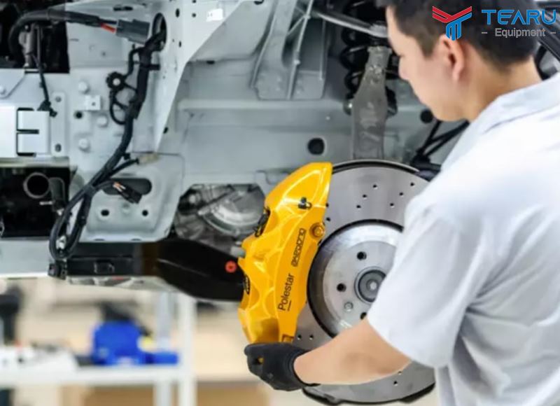 Những bộ phận trên xe ô tô cần kiểm tra khi vào mùa mưa? 5 Kiểm tra phanh xe là phần khá quan trọng cần làm